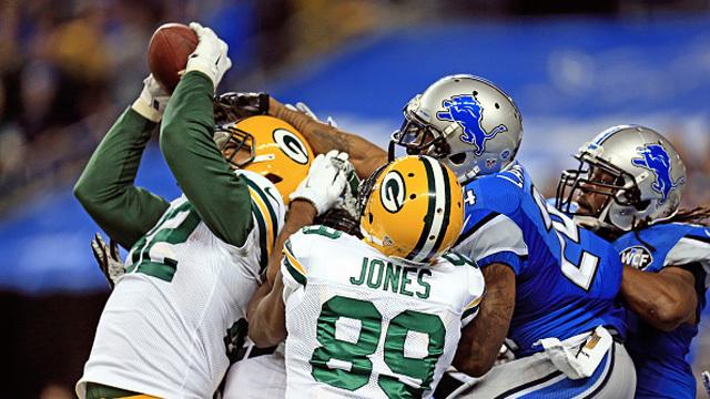 Packers tight end Richard Rodgers catches the game-winning touchdown as time expired to defeat the Detroit Lions 27-23. (Andrew Weber/Getty Images)